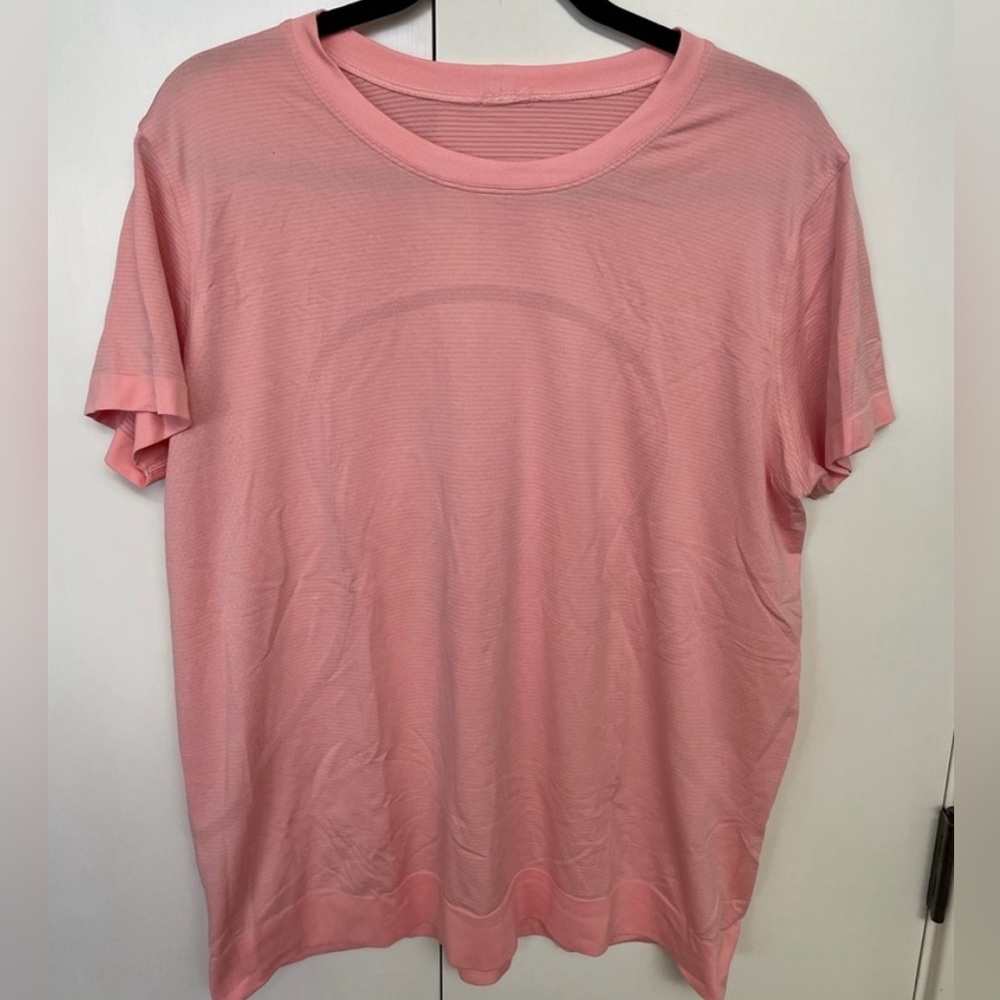 Swiftly Tech Short-Sleeve Shirt 2.0.
Relaxed Fit. Hip Length. Size 14.